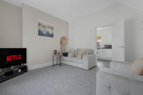 Chic Retreat Coastal Town Sleeps 4